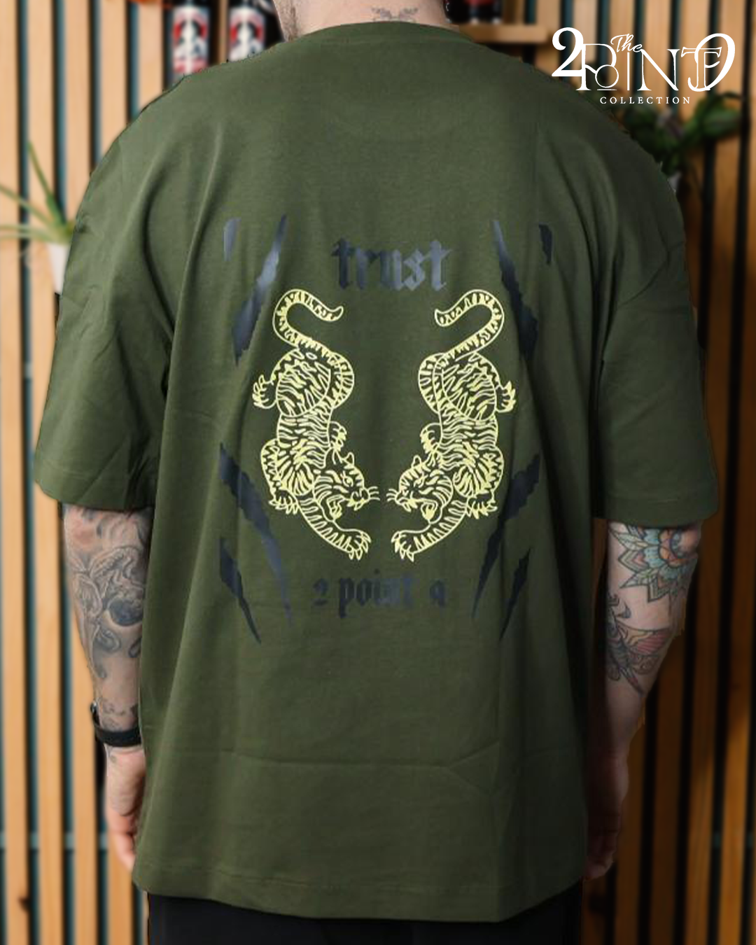 Coupe oversize. Épaules tombantes. Grammage épais 220 g/m². coupe unisex