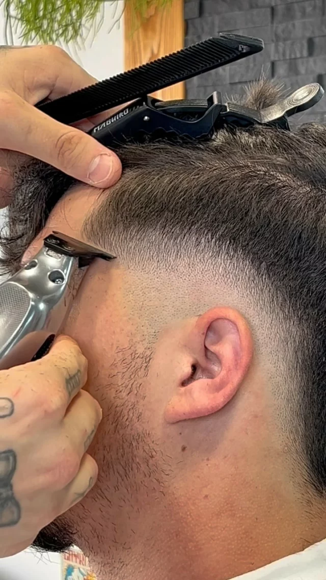 Coupe à l’espagnole aussi connu sous le nom de BURST FADE pour bien préparer l’été ☀️

Un travail réalisé avec la technique peigne tondeuse : la @gammapiufr BOOSTED+ 

Le travail du plateau avec les ciseaux @mashiroscissors ✂️

• Pour un coiffage impeccable : @uppercutdeluxe avec le SALT SPRAY et une touche de Matt Pomade pour finaliser et fixer 🥊

Fournisseur : @obarbershop 💛

#coupeespagnole #burstfade #fade #fadehaircut #mashiro #gammaplus #perpignan #barber #barbershop #barberfrance #2point9barber #uppercutdeluxe #hairtutorial #haircut #hairasmr #menhairstyle #coupedecheveux #coupehomme #barberconnect #hairideas #coiffeurperpignan #barberperpignan #barbier #barberintheworld #barbierfrancais #france