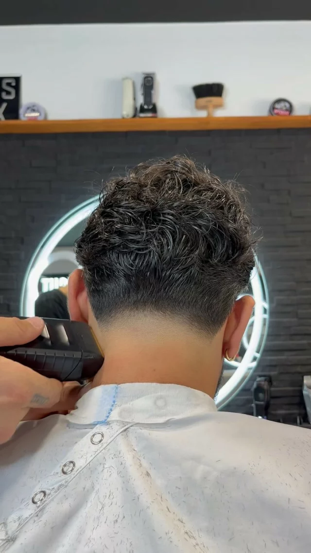 TAPER Texturé pour l’été ☀️ avec le nouveau produit @uppercutdeluxe 🥊 CONTROL CREAM 🔥

Tondeuses : @gammapiufr @wahlproeurope 
Ciseaux : @mashiroscissors 
Produits : @uppercutdeluxe 
Fournisseur : @obarbershop 

#wahl #barbershop #barbier barber #barbershop #barberlife #barberlove #barberworld #barberconnect #uppercutdeluxe #captainfawcett #2point9barber #perpignan #homme #hair #hairstyle #fresh #newhair #haircut